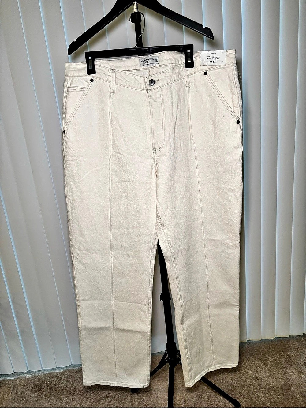 Abercrombie & Fitch “The Baggy” 33 size 33/16L Straight Leg Cream